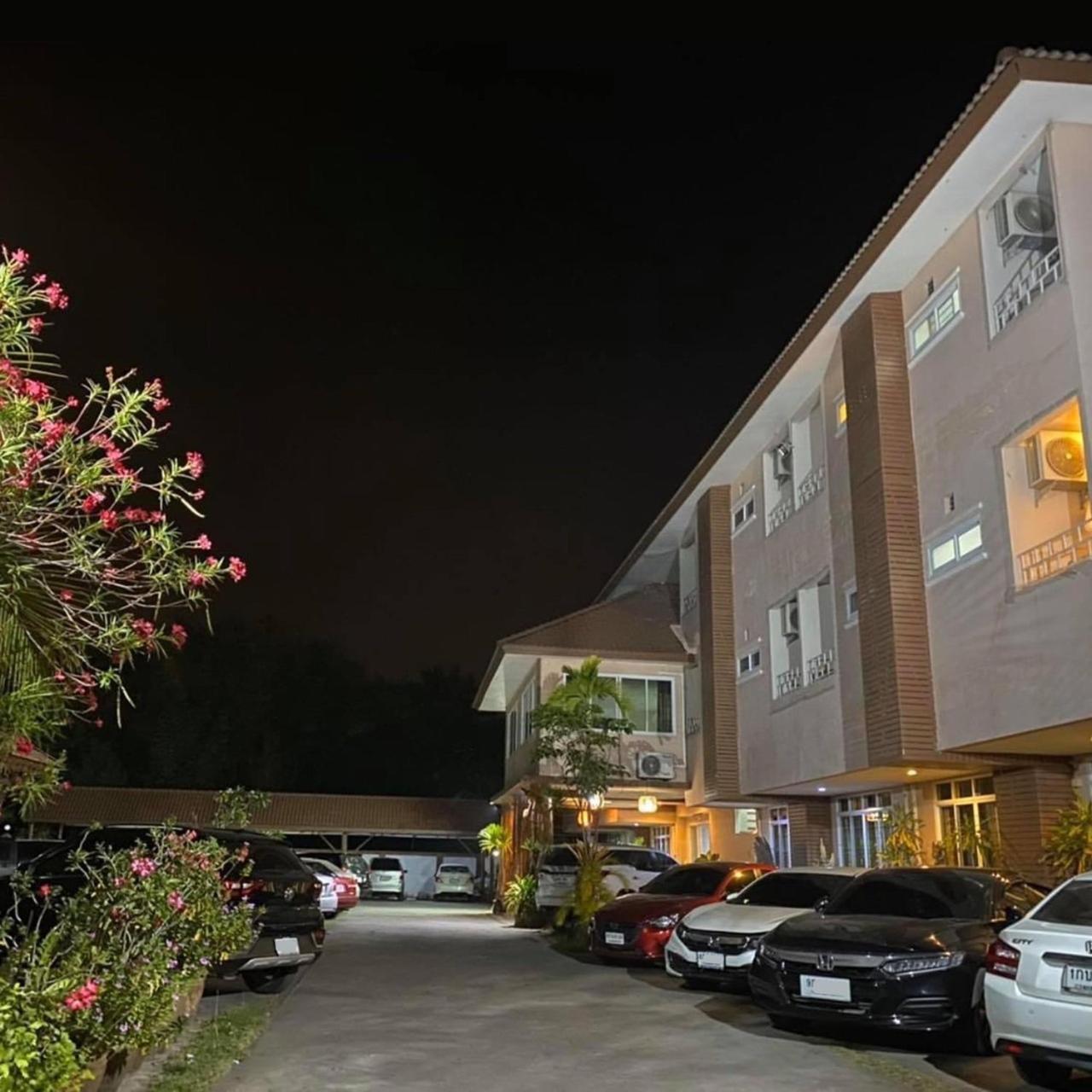 Klang Muang River Home Пхетчабун Экстерьер фото